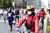 中日共同開発のスマートヘルメット、東京マラソンで初使用.JPG