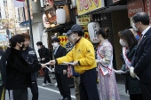 2月24日、東京の街中でマスクを無料で配る在日中国企業協会の王家馴会長。.jpg