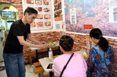 成都で「アットホーム」な店を経営して中日文化の架け橋となる日本人男性