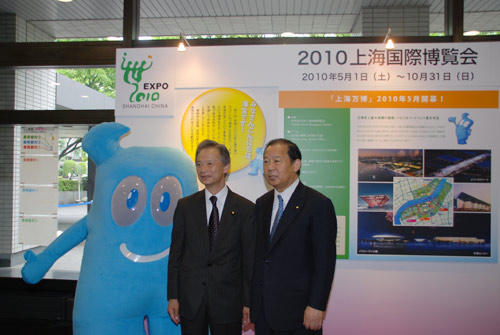 海宝と記念写真を取る二階氏と江田氏