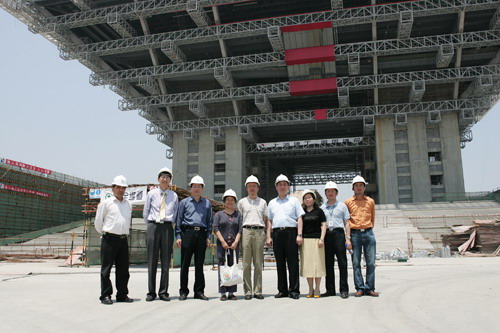中国館建設現場前で、記念写真を撮る洪浩氏と崔天凱氏