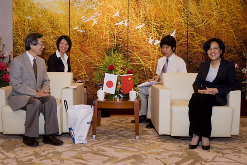 鐘燕群女史が、小島明氏一行と会見