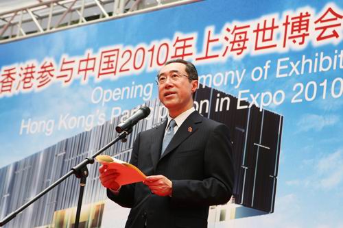 挨拶する香港特別行政区政務局長の唐英年氏