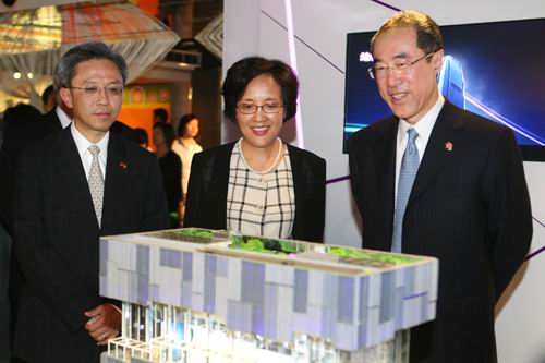 唐英年氏が、鐘燕群女史の案内で展示を見学