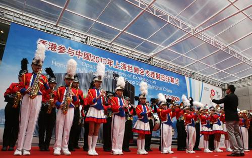 香港孫方中小学校と香港ビガー・マーチング・バンドのメンバーが、万博ソング・「都市」と香港の名曲・『東方の珠』を演奏