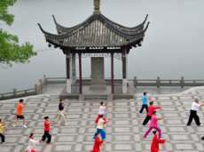 西湖晨练2（收入与消费）.jpg