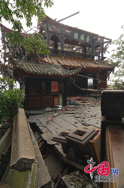 俯瞰都江堰水利工程的最佳观赏点之一的泰堰楼受到地震破坏。(拍摄时间 2008年5月17日) 武为民/摄影