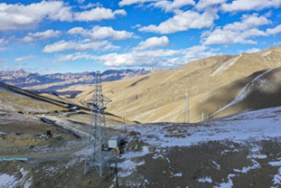 新疆の村々にまで延びていく送電網　貧困撲滅に助力