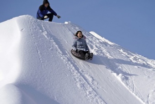 雪を楽しむ冬のスキー場