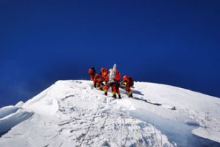 チョモランマ標高測量登山チームが登頂成功！頂上で測量作業を実施