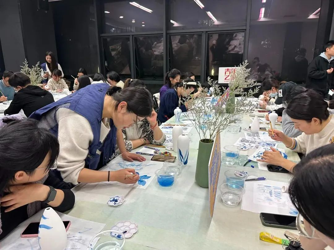 山東省棲霞市では、夜の帳が下りても「若者の家」の教室は明るく照らされ、若者が無形文化遺産とじっくり向き合っていた。
