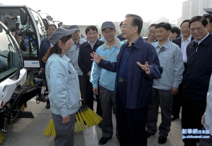 （时政）（2）温家宝与北京环卫公交职工共度“五一”国际劳动节