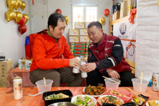 春節も働く中国の配達員と過ごす大晦日　中日の年越し料理で一緒にお祝い！