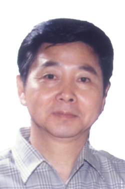 于强,曾任安徽省马鞍山市外事办公室主任,从事中日友好和文化交流工作二十余年,著有反映中日题材的《樱花璀璨》等四部小说,其中三部已分别在两国出版。